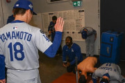 佐々木朗希が山本由伸に土下座する様子にMLBファン騒然！←「皇帝に平伏せ！」（海外の反応）