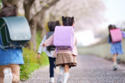 海外「日本の教育はレベルが違うね」通学路での微笑ましすぎる光景に外国人が驚愕｜海外の反応