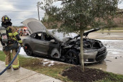 【やべぇ】テスラが走行中に爆発！ 火炎放射器のように激しく炎が吹き出し火だるまに