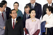 韓国人「文在寅大統領が安倍首相と対面し握手を交わす！」文大統領、ASEAN晩餐会で安倍首相と挨拶、4ヵ月ぶりに握手も！　韓国の反応