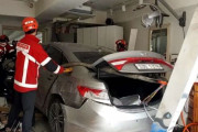 韓国人「80代の男性が運転する乗用車が美容室に突進、30代の客の女性が死亡」