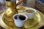 「めちゃくちゃ美味しそう…」熱い砂を使うトルコ・コーヒーの伝統的な淹れ方
