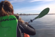 「ワォ！！」カップルの乗っているカヤックをクジラが持ち上げてしまう動画