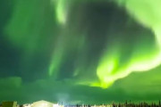 「65日間も太陽が昇らない街」アメリカ最北端の都市ウトキアグヴィクの驚きの日常