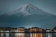 海外「なんて幻想的な富士山！神聖なる美だね…」富士山の夜景が美しい（海外の反応）