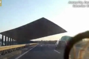 危うく首チョンパ！対向車線側から板が飛んできた～！？