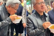 ジェンスン・フアンが北京の麺店で立ち食い、韓国読者は「中国市場向けのご機嫌取りでは」と疑いの目