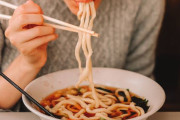 「麺類を噛み切って器に戻す人が苦手」に日本人の意見割れる（海外の反応）