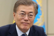 韓国人「文在寅を失明させた…」