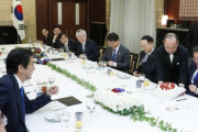 韓国人「文在寅、日本の安倍の前でも外交欠礼を犯していたことが判明」