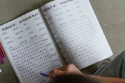 アメリカの母親「学校を休んだ8歳の息子が課題プリントをもらったんだけど…モヤモヤした」