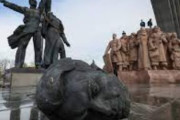 海外「ロシア人は元ソ連国家がソ連時代の記念碑や建物を壊しているのを見てどう思っているんだ？」