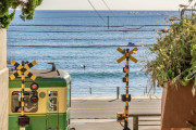 外国人「日本の海辺の風景」→「これは見事！」「江ノ電！！！！！」「とんでもなく美しい景観。アニメから抜け出てきたようだ」