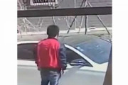 普通にドアを閉めたらサンルーフのガラスが割れました