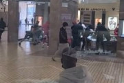 海外「アメリカ、真っ昼間から店員の目の前で宝石を強奪していく10代のグループ」