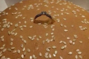ビッグマックに指輪を仕込んで...サプライズなプロポーズ大作戦！