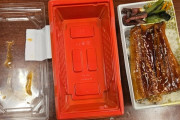 外国人「日本のコンビニ弁当が二重底だった…プラスチックの無駄じゃない？」