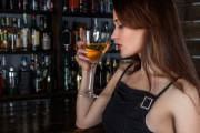「ホテルのバーへ独りで行くと、決まって客はこんな並びだ…」わかる気がする図