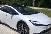 【海外の反応】トヨタプリウスPHEVはグッドルッキングだし速い！