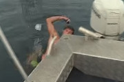 【衝撃映像】外国人「ちっちゃい魚を逃がそ… ウワァァァァァァァァ！」