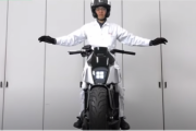 【海外の反応】「ヨーロッパのバイクが原始的に見えてきた」日本のオートバランス・バイク。