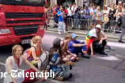 英：プライド月間記念LGBTイベントに「環境保護団体」が突入し妨害…壮大な内ゲバ発生[海外の反応]