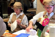 海外「日本ではこんなに上手な人が時給900円でチップなしで働いています」日本人店員のラッピング技術に反響（海外の反応）