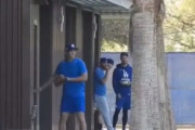 【動画】大谷翔平の練習を中断させてドアマンまでさせるワンちゃん