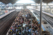 海外「日本とは比較にならない？ オーストラリアの首都メルボルンの駅内、ホームがヤバすぎるｗｗｗ」東京のラッシュアワーもすごいけど、それを上回ってるよ・・・