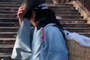 海外「現代の日本にも侍は存在していたのか！？」突然街に現れた”ゴミ拾い侍”がクールすぎると外国人に大人気な模様ｗｗｗ