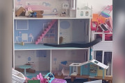 【海外】子供たちの遊び場に現れた危険な侵入者！人形の家で見つけた猛毒の生き物とは？