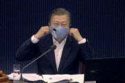 「K－WEB漫画」のマスクを着用した文大統領『韓国の電子コミックが日本で１位』