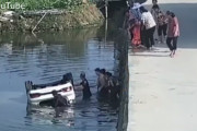 中国の村で車が川に転落。付近の村人たちによって子供2人を含む4人全員が無事救出される