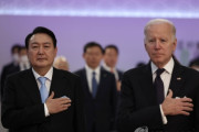 韓国紙「ユン大統領、米国歌演奏時、胸に手 ... 大統領室 "儀典上の欠礼ではない"」韓国の反応