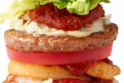 海外「日本の食べ物は相変わらず素晴らしい！」東京タワーチーズバーガーに挑戦する外国人