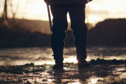 激しい雨の中、ずぶぬれになりながら見知らぬ葬列車に敬礼を捧げるひとりの兵士の姿（アメリカ）