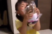そこまで喜ぶ！？ハッピーバースデー！プレゼントをもらって大喜びする子ども。海外の反応