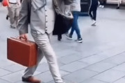すげぇ！まるでそこだけ時間が停止したかのようなストリートパフォーマンスが海外で話題に！海外の反応