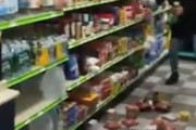 海外「店の商品を次々と放り投げる白人女性」