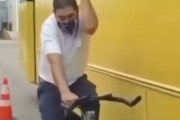 メキシコのバス運転手は…自転車の視点を肌で感じる訓練を行っている