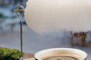 上海のわたあめコーヒーが話題に　湯気の熱で砂糖の雨が降り注ぐ