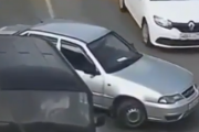 数十秒後、このうち１台の車がクラッシュします。急接近し合った３台の車の結末。海外の反応