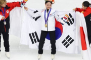 韓国人「太極旗を持ち上げてくれた日本人選手に称賛の声！」太極旗を肩にかけようとした韓国人選手を手伝う　韓国の反応