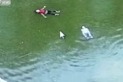 二人の子供が池に落ち２分間浮いたまま助けを待つ→監視カメラで発見した泳げない警備員が二人を決死の救助！
