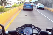 【海外】「バイカーが急ブレーキ！繁忙街で毛むくじゃらの赤ちゃんが危機一髪の瞬間」