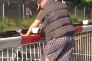誰も俺を止められない。踏切なんて待ってられないと電車に中指を立てる男。海外の反応