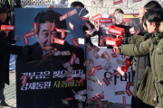 韓国で反日新パフォーマンスが登場！安倍首相のプラカードに偽札をぶつけて大騒ぎ！＝韓国の反応