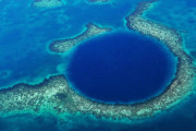 【海外】驚きと不安を呼ぶ発見！グレートブルーホールの底で探検家たちが見つけたものとは？