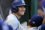 海外「笑った」大谷翔平の悪球打ち52号をベンチで真似るド軍の選手が海外で話題に（海外の反応）