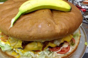 海外「やりすぎ！」日本のチーズバーガーにアメリカ人もびっくり仰天！(海外の反応)